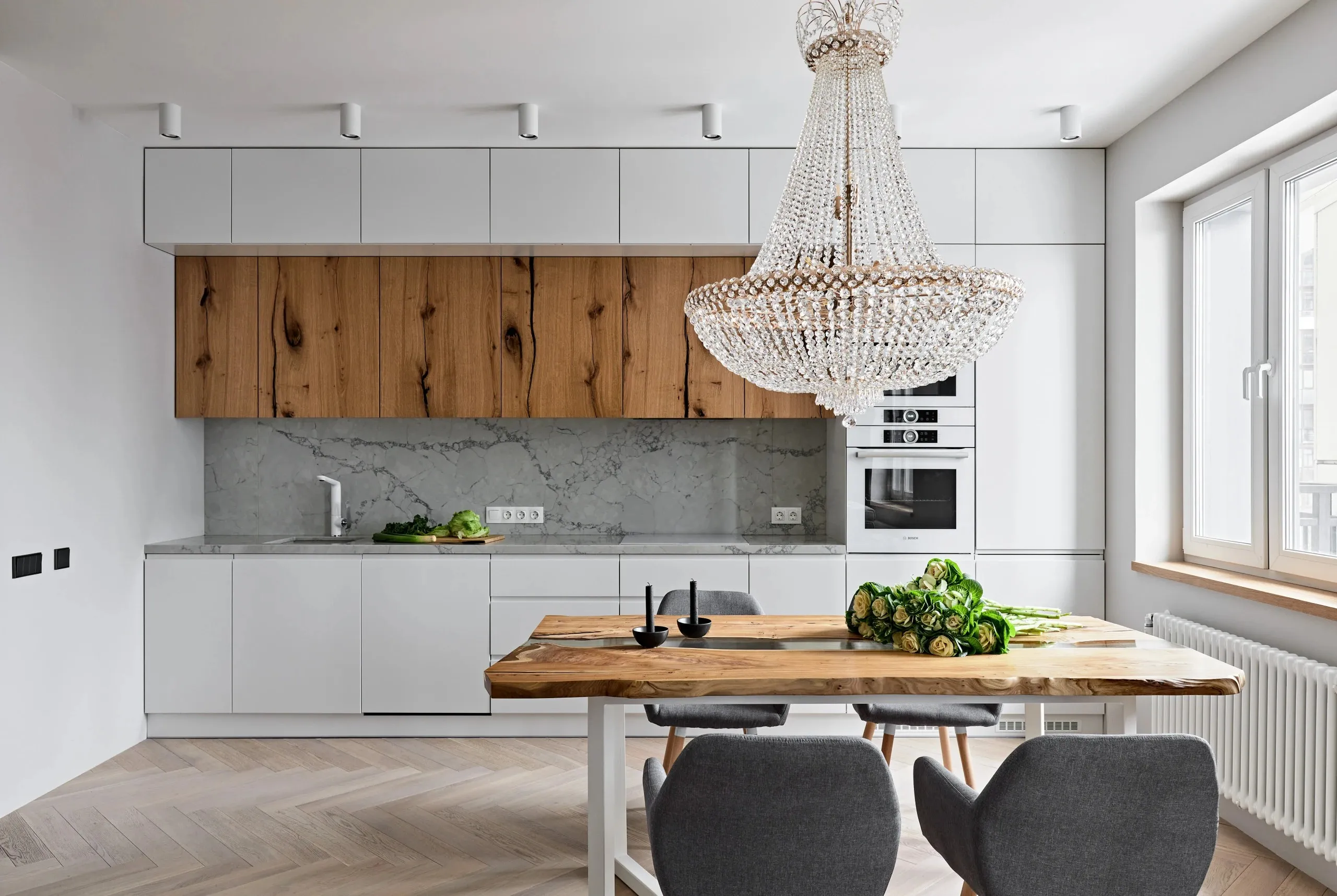 Современная угловая кухня в светлых тонах