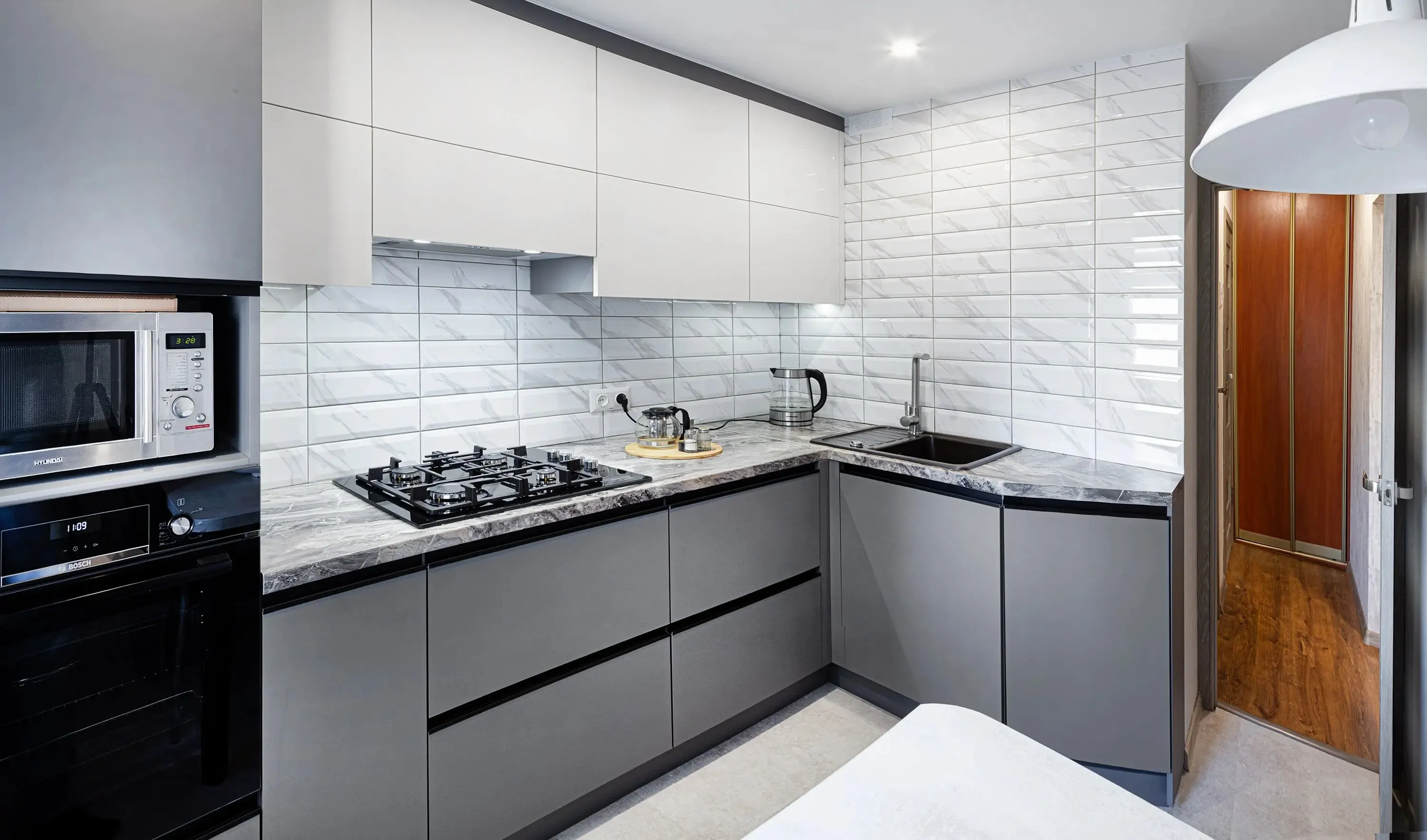 Кухня с островом и барной стойкой